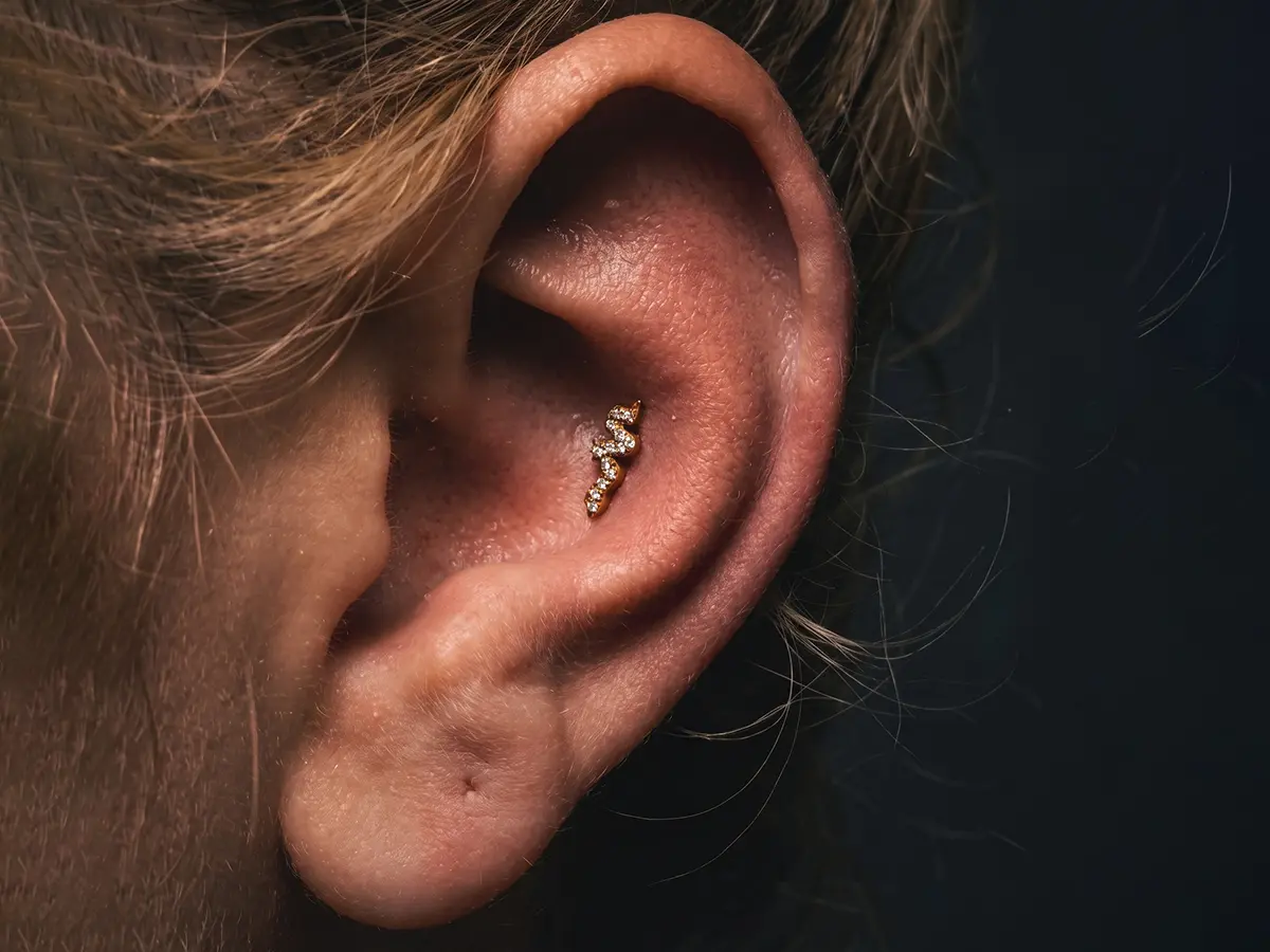 Conch piercing iç kulak kıkırdağında takı yerleşim örneği
