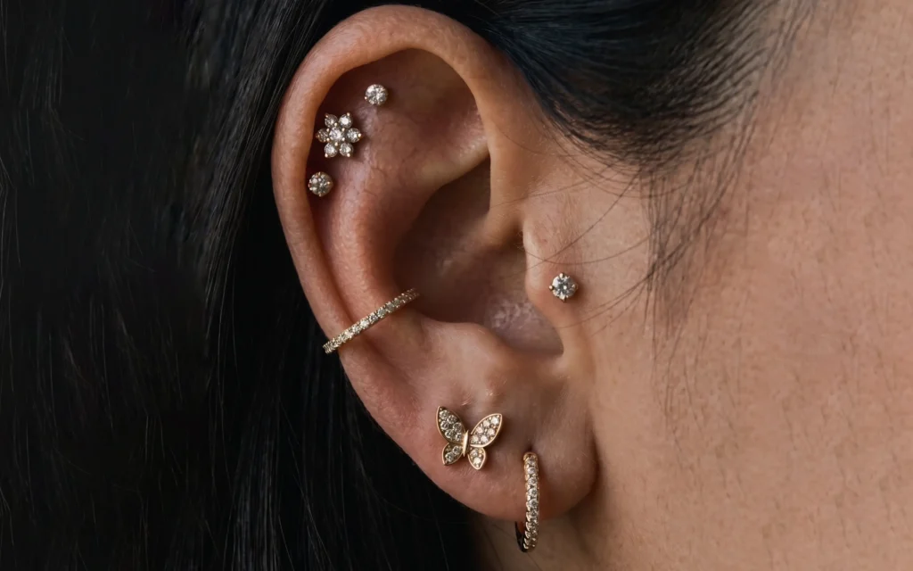 Ear styling için kulak piercing takı kombinasyonu ve premium yerleşim örneği
