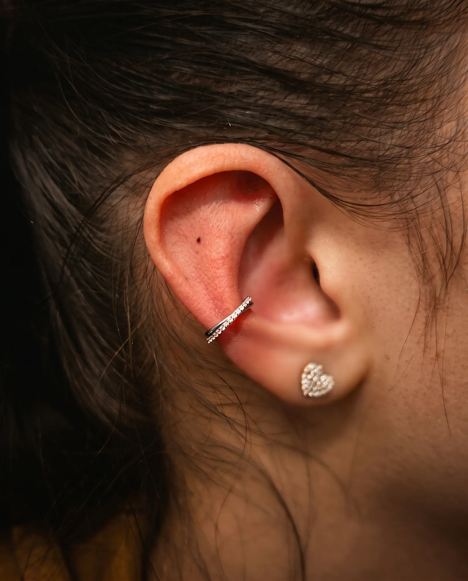 Conch piercing stüdyo çalışması 1, iç kulak bölgesi
