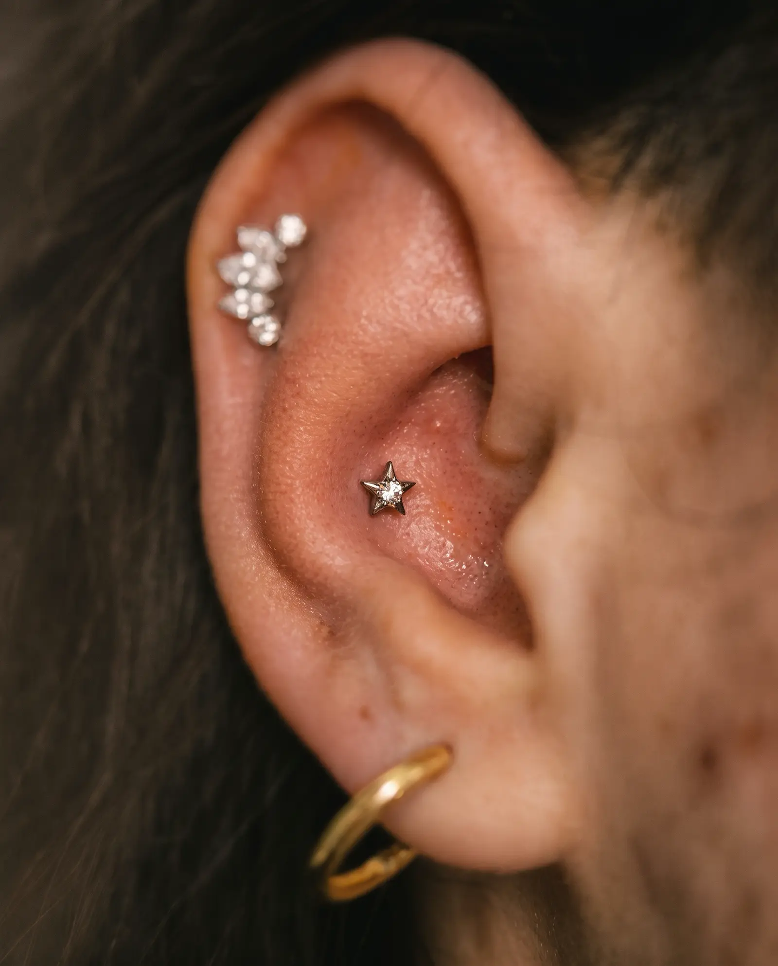 Conch piercing stüdyo çalışması 2, iç kulak bölgesi