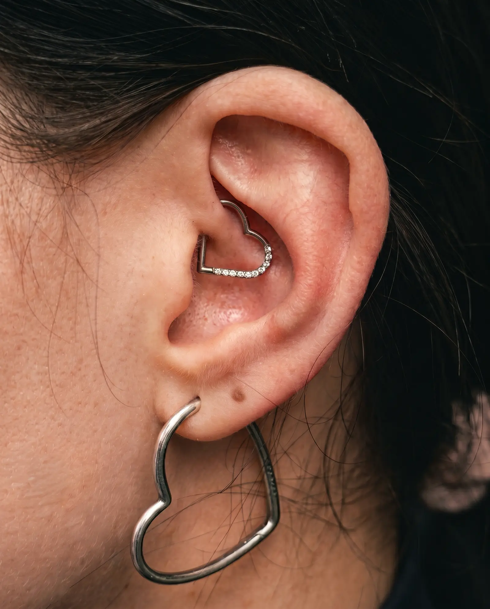 Daith piercing stüdyo çalışması, iç kulak kıkırdağı