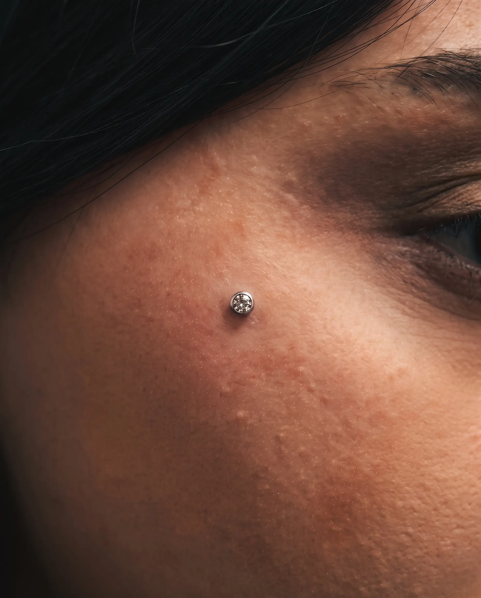 Yanak bölgesinde dermal piercing stüdyo çalışması