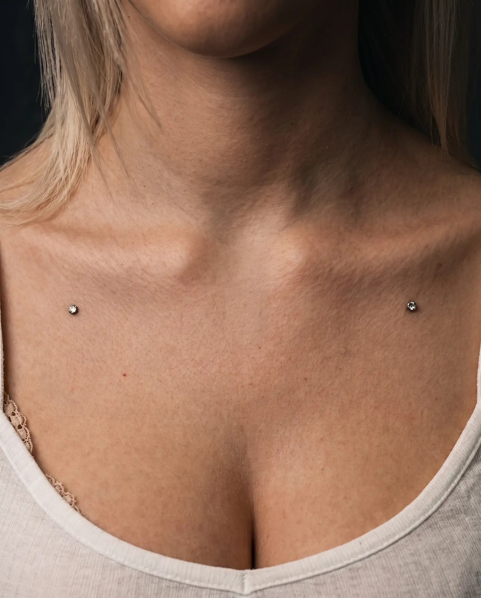 Göğüs bölgesinde çift dermal piercing stüdyo çalışması