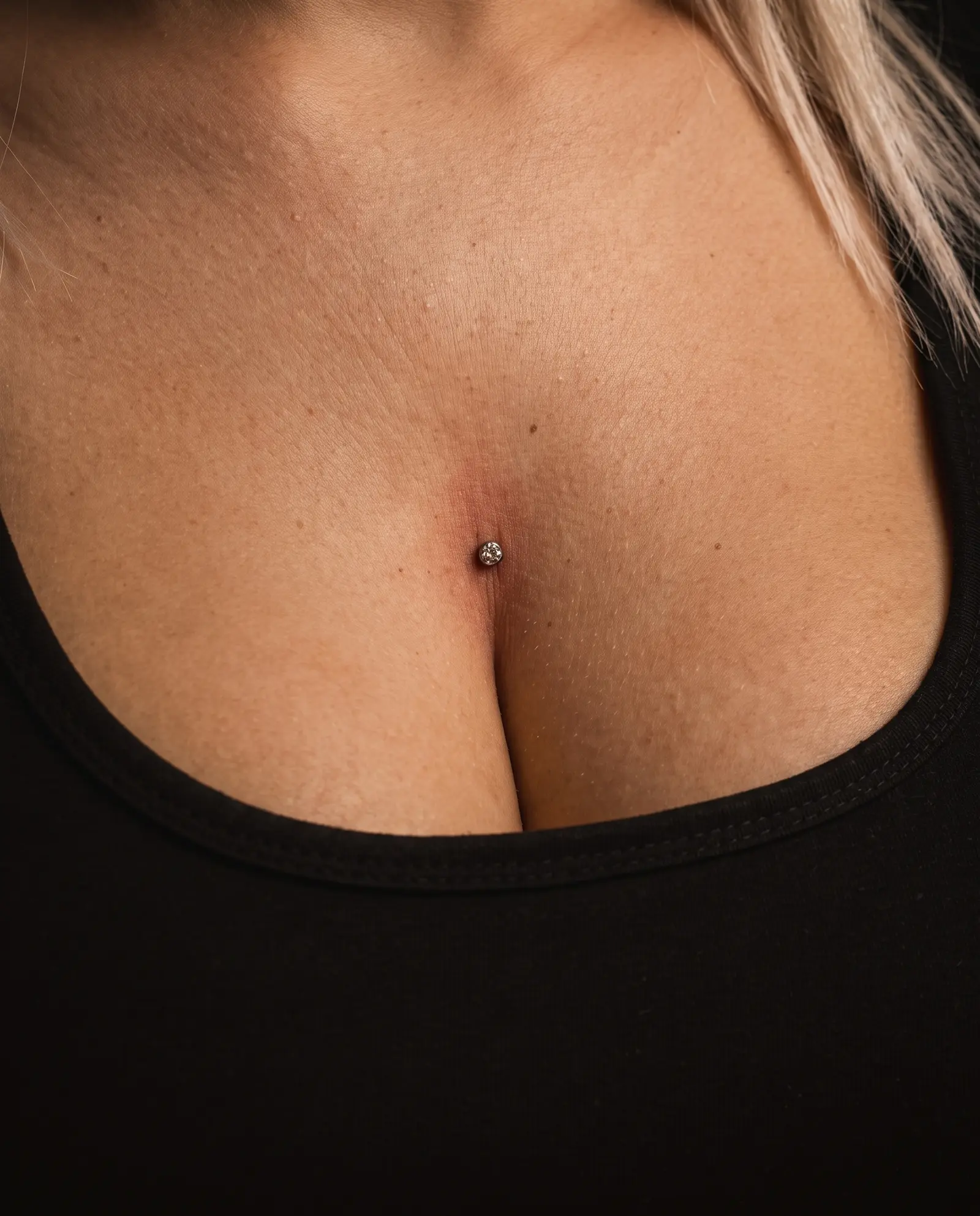 Dekolte bölgesinde dermal piercing stüdyo çalışması