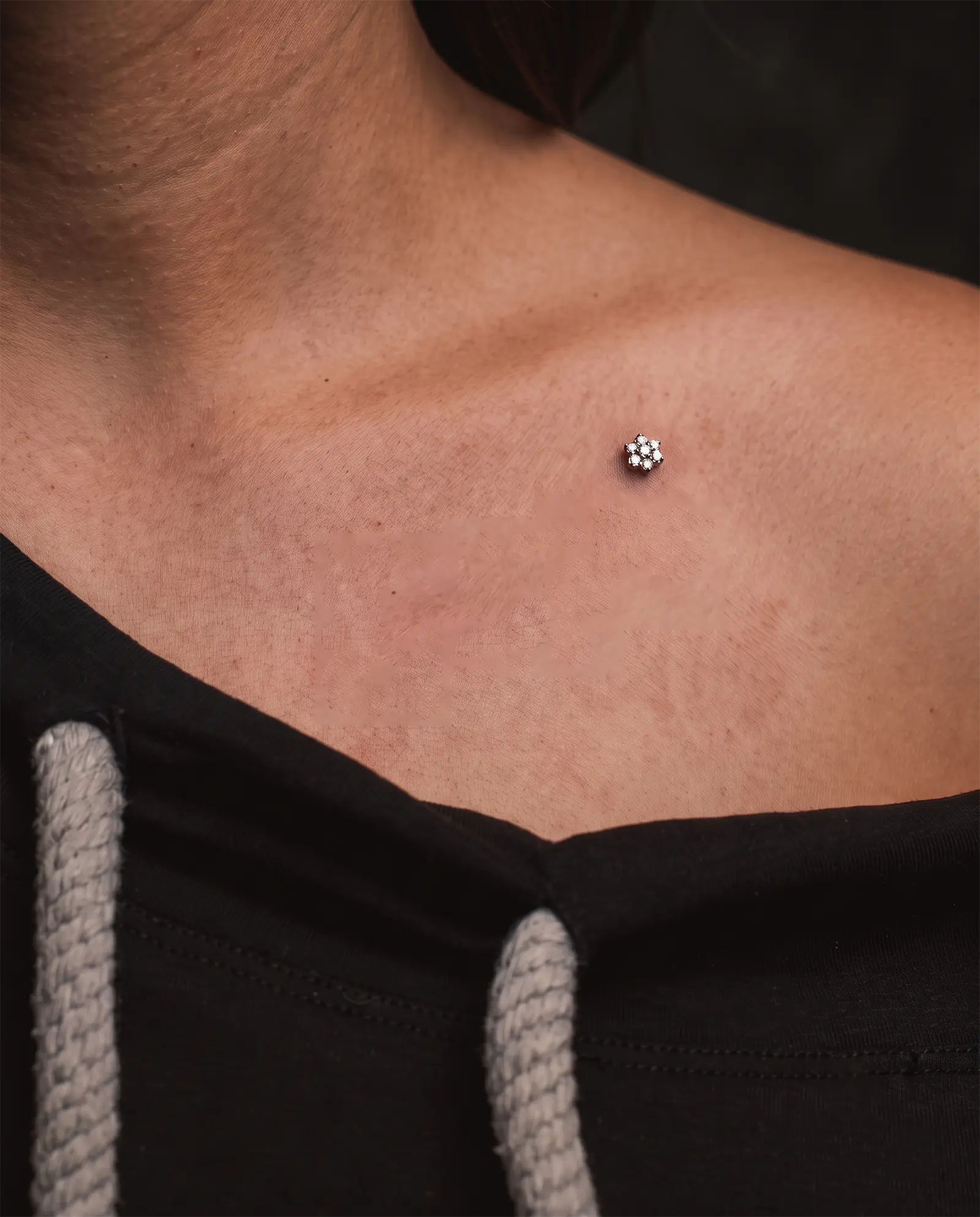 İyileşmiş dermal piercing stüdyo çalışması