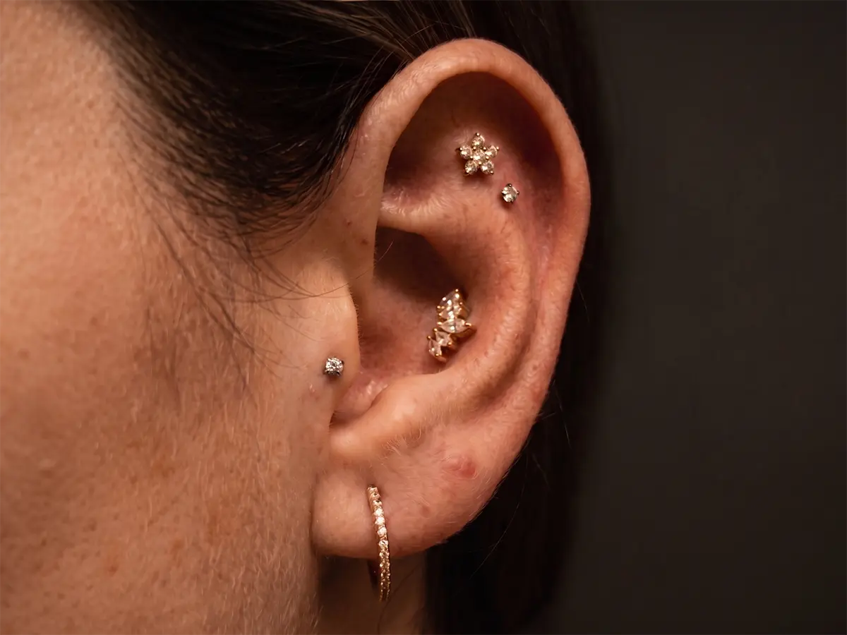 Asimetrik ear styling ve kulak piercing dizilimi