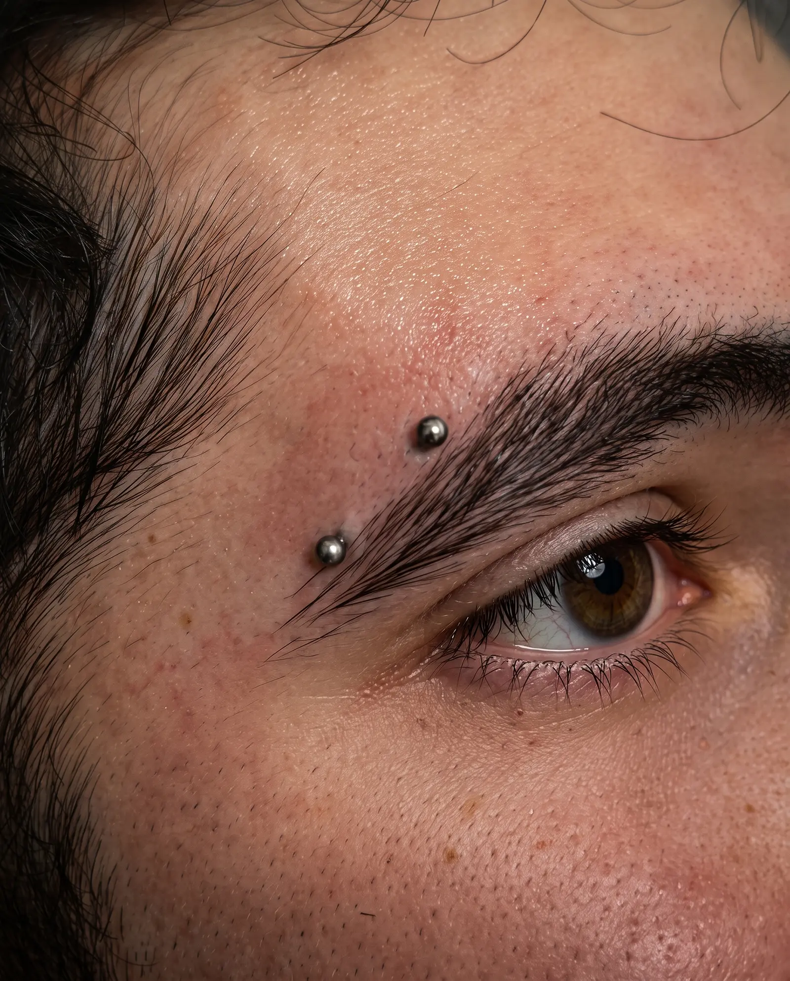 Eyebrow piercing stüdyo çalışması 1, kaş bölgesi