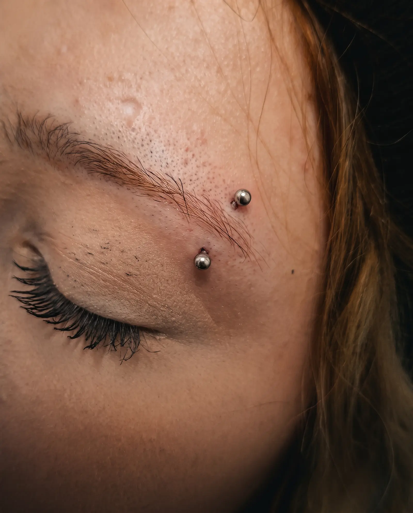 Eyebrow piercing stüdyo çalışması 2, kaş bölgesi