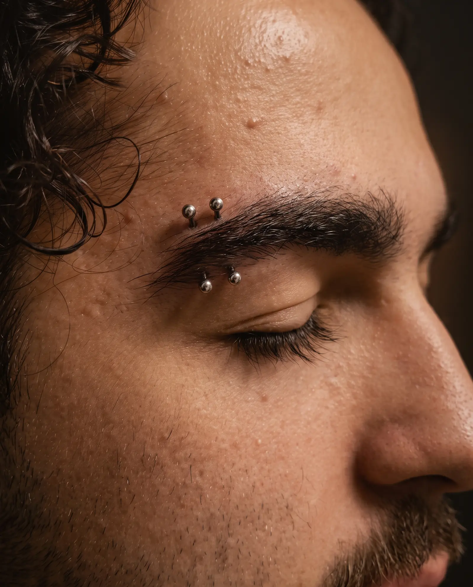 Çift eyebrow piercing stüdyo çalışması, kaş bölgesi