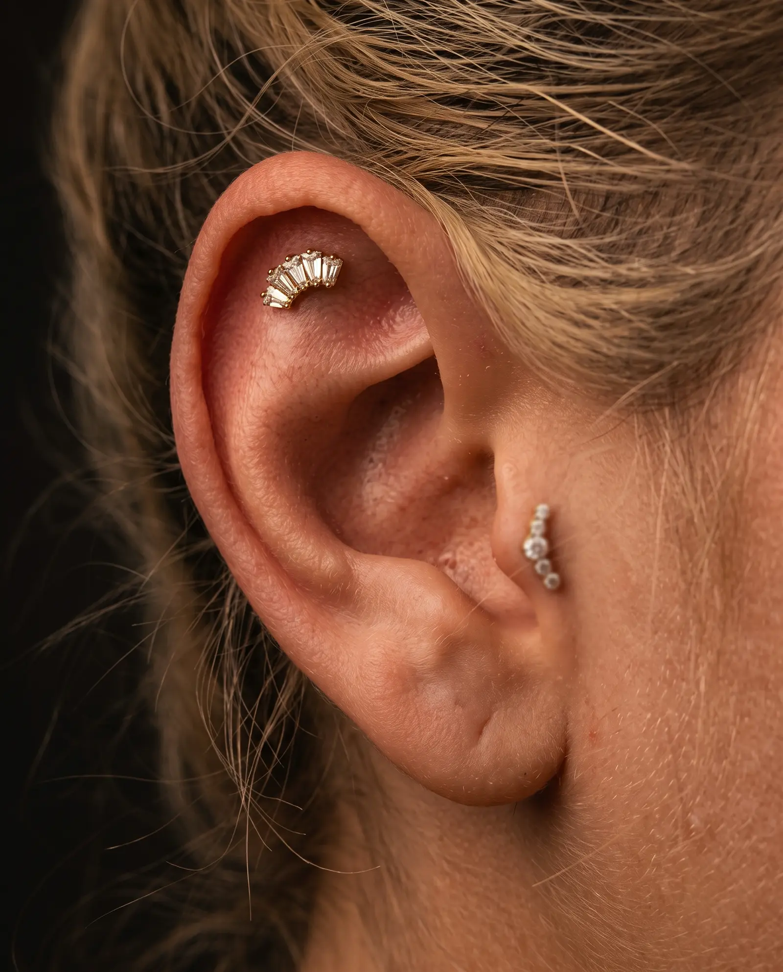 Flat piercing stüdyo çalışması, üst kulak bölgesi