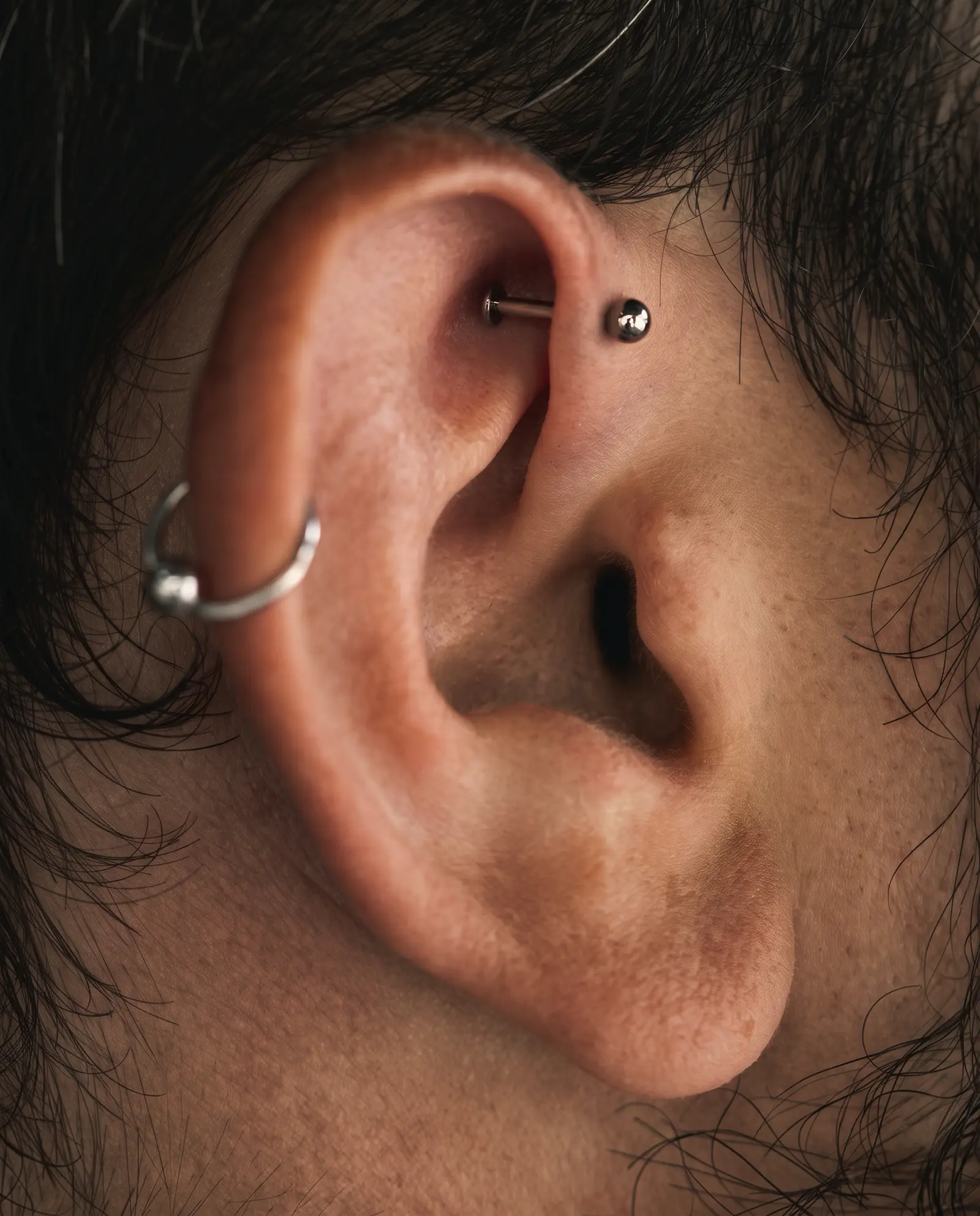 Forward helix piercing stüdyo çalışması, ön kulak kıkırdağı