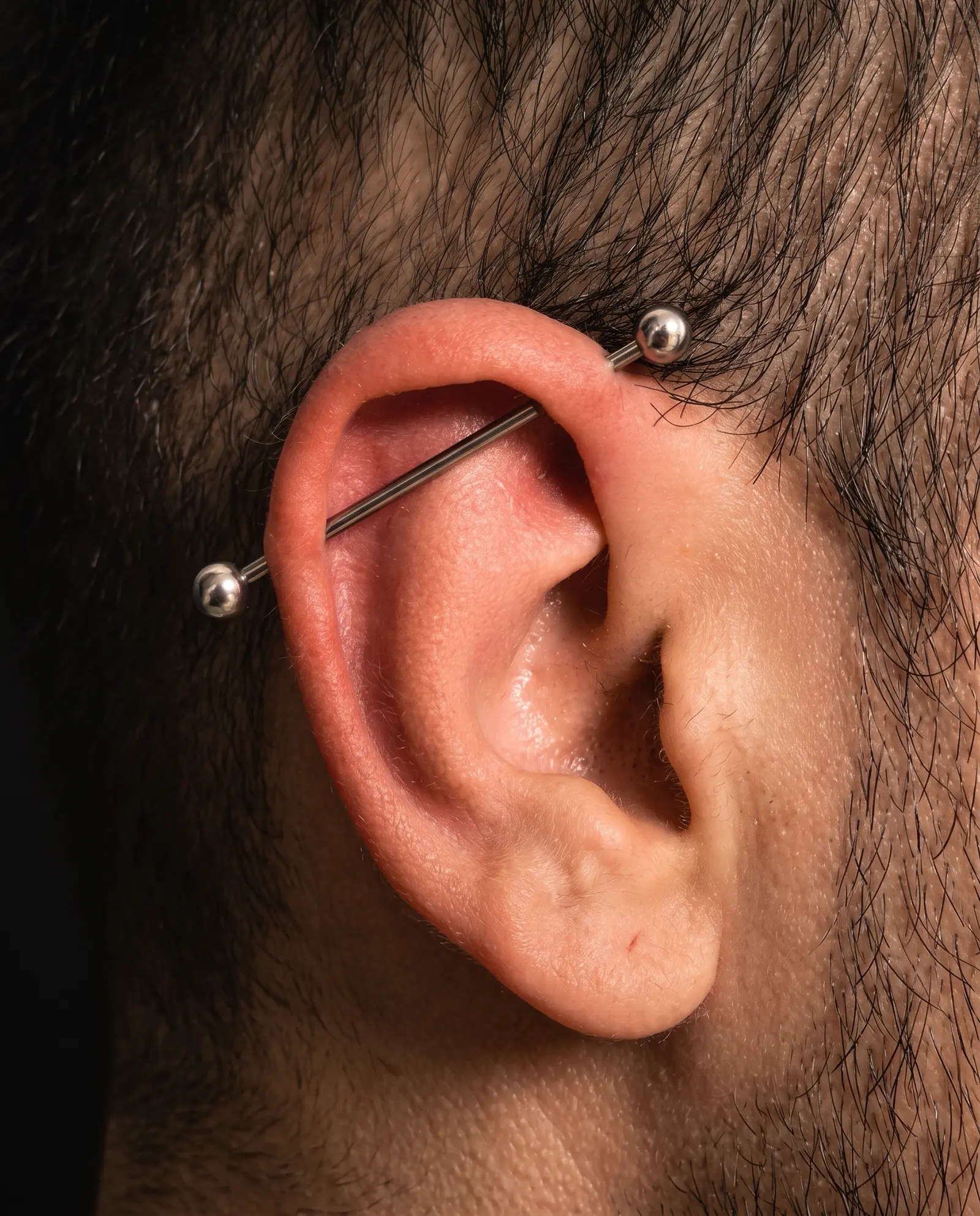 Industrial piercing stüdyo çalışması, kulak kıkırdağı