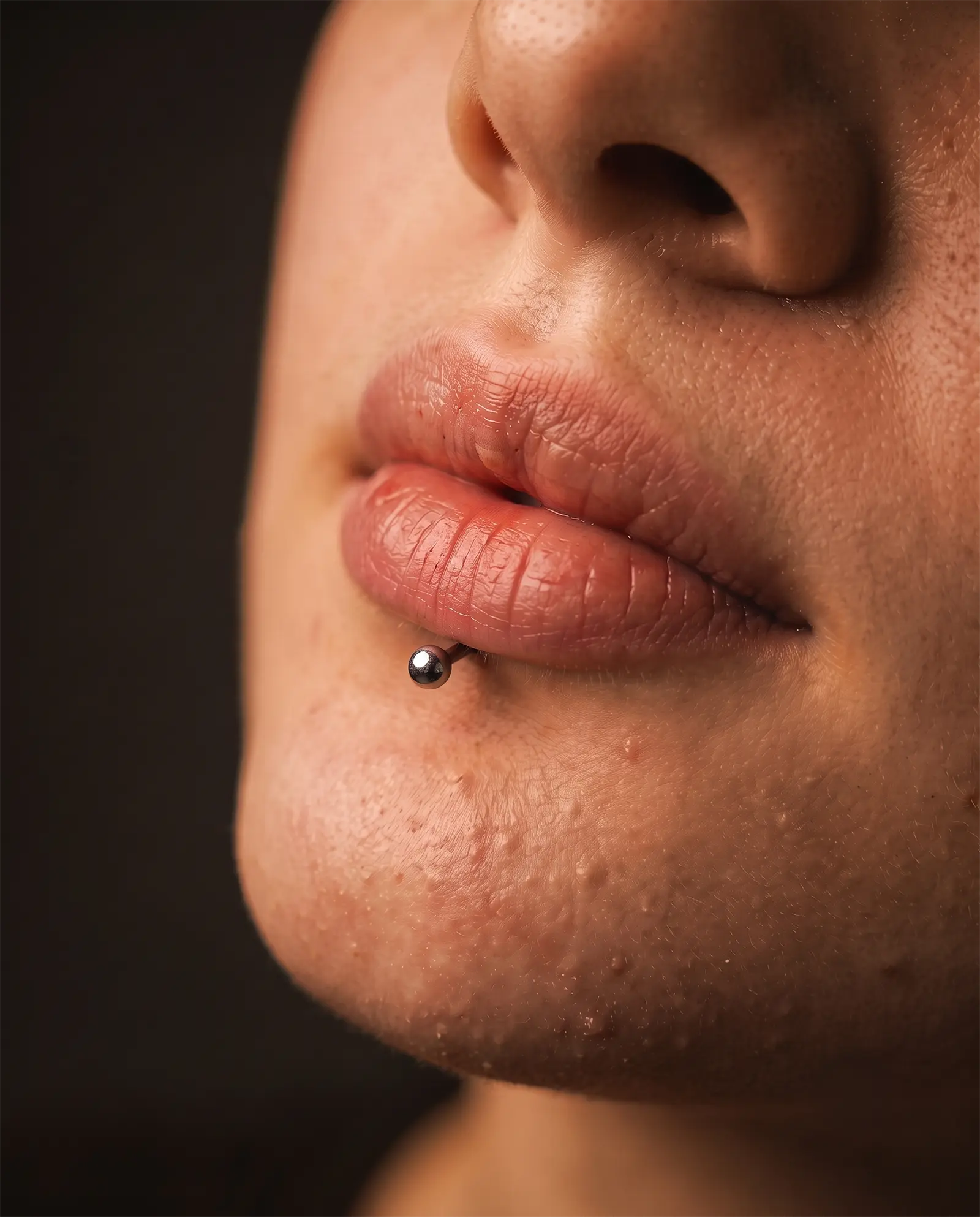 Labret piercing stüdyo çalışması 1, alt dudak bölgesi