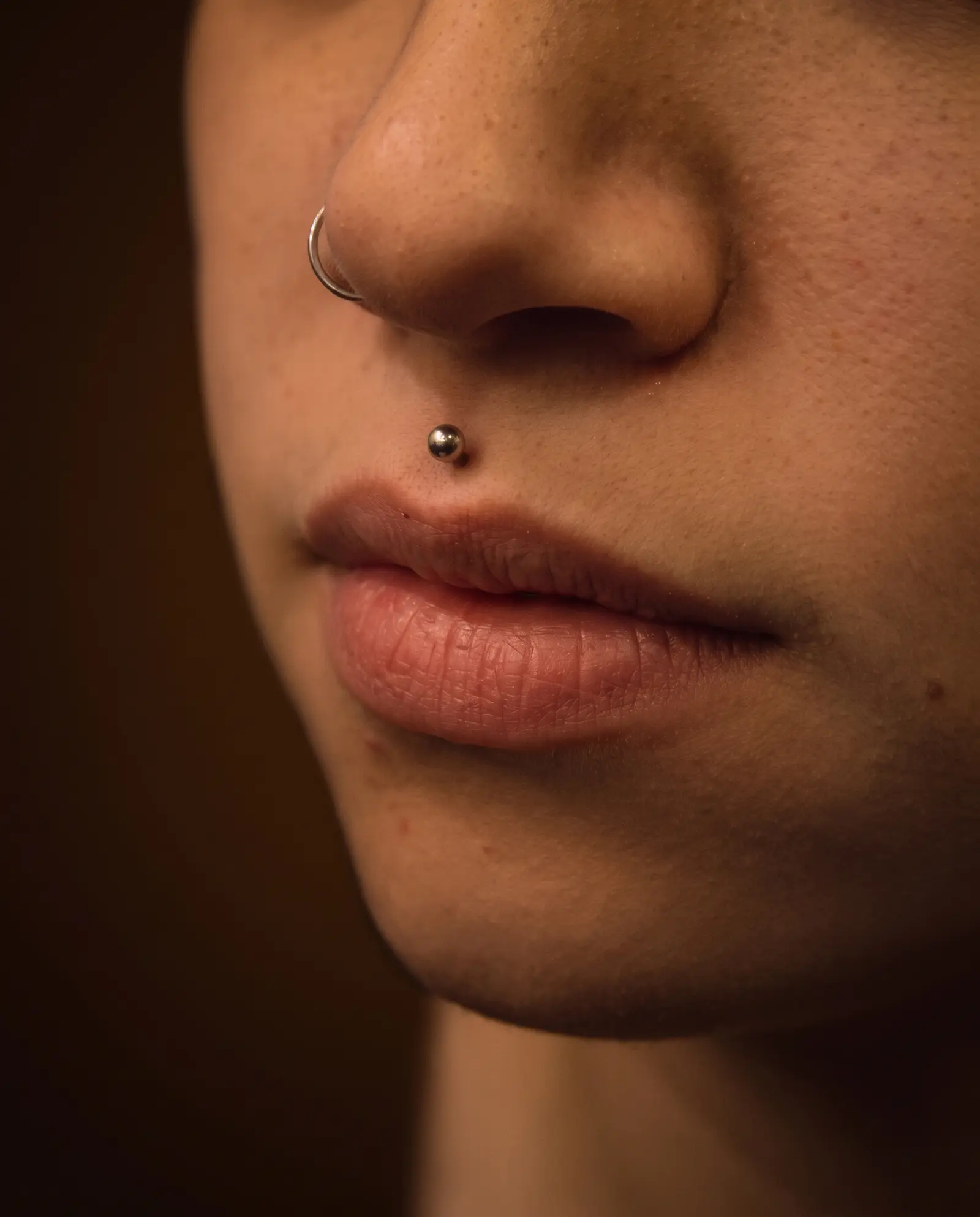 Medusa piercing stüdyo çalışması, üst dudak ortası
