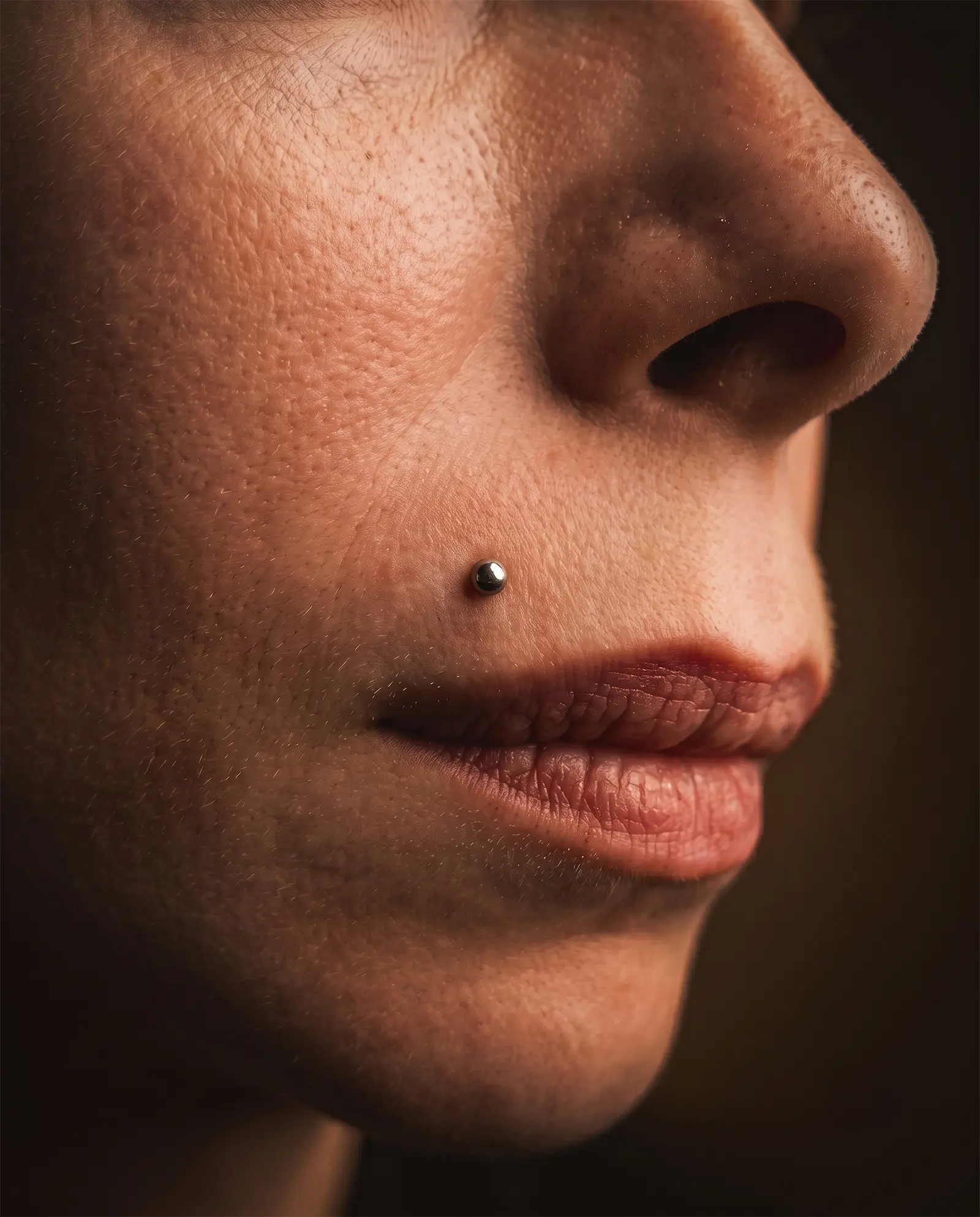 Monroe piercing stüdyo çalışması, üst dudak yanı