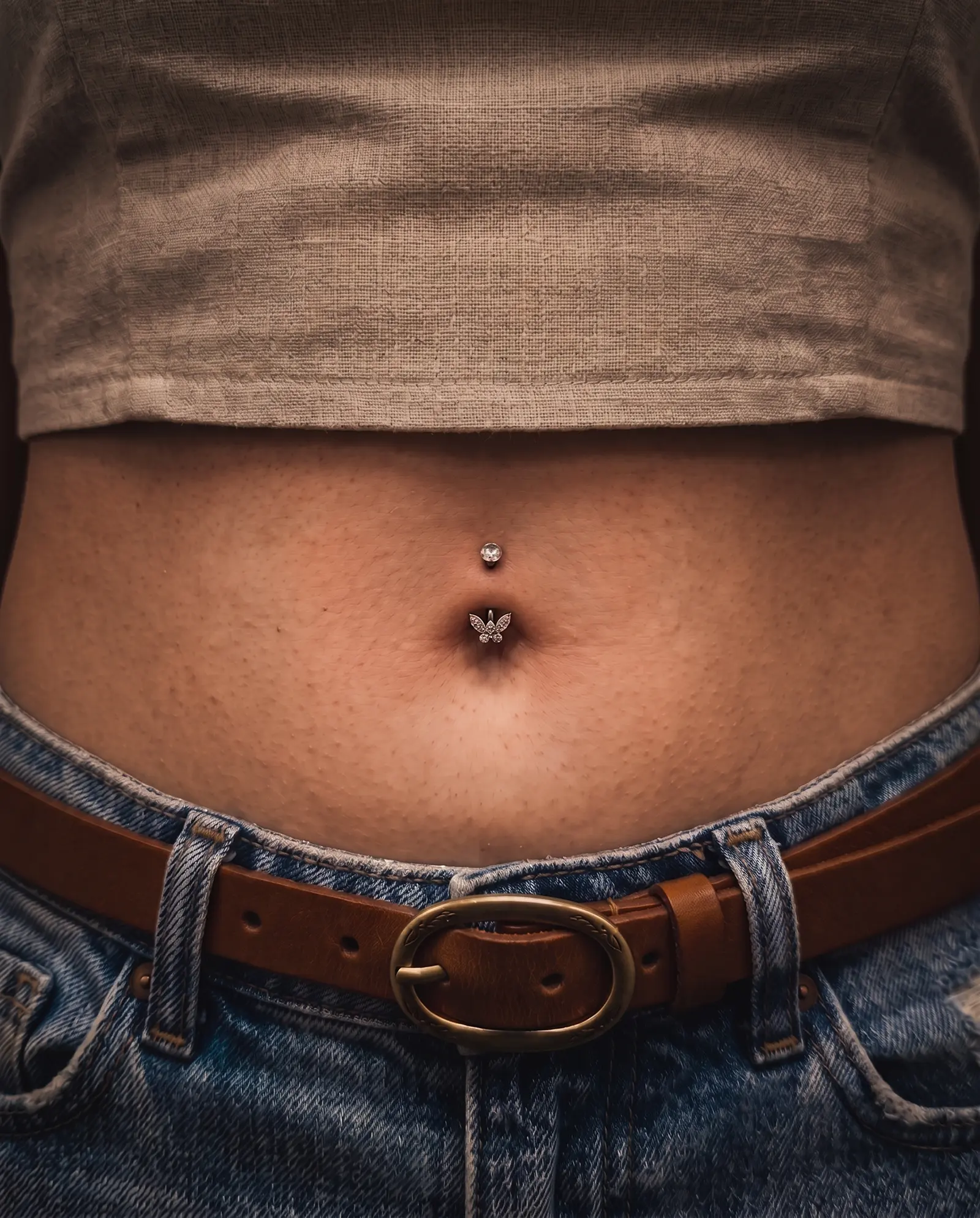 Kelebek takılı navel piercing stüdyo çalışması