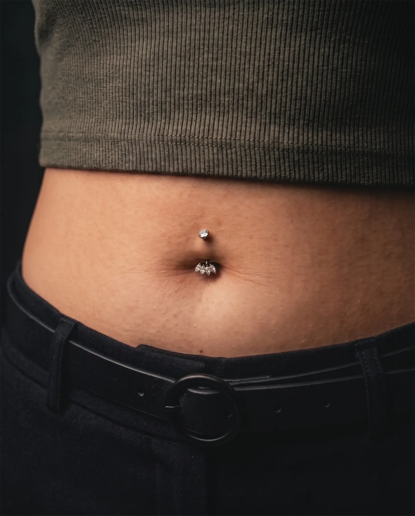 Çiçek takılı navel piercing stüdyo çalışması