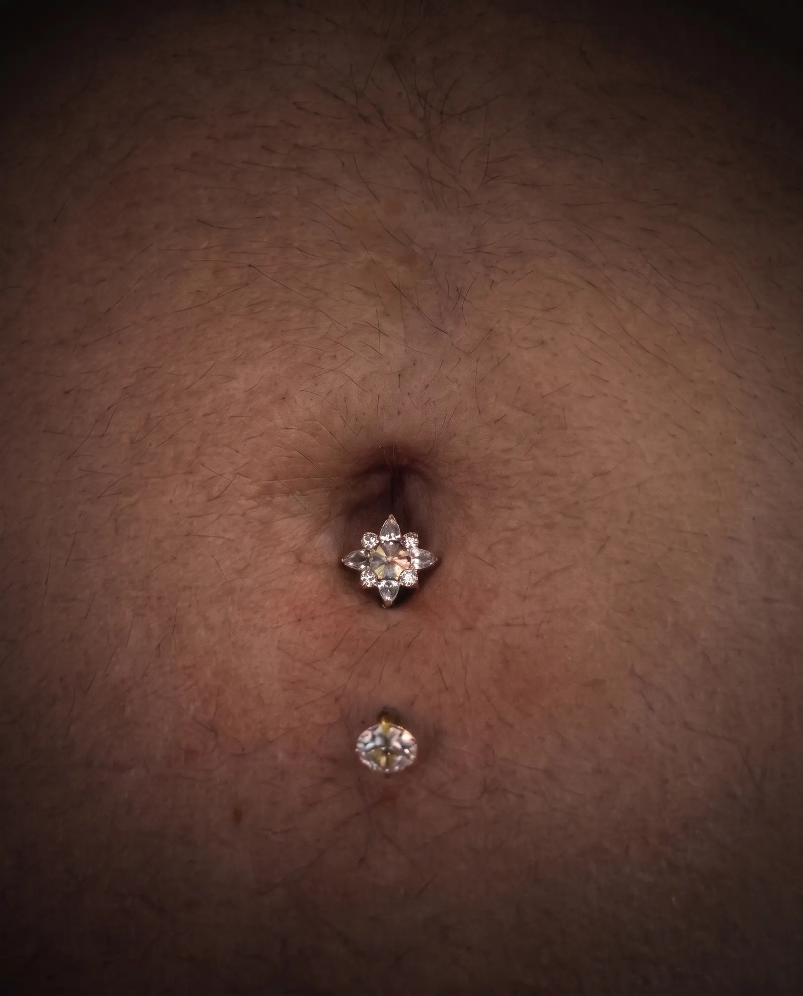 Çiçek ve yıldız takılı navel piercing stüdyo çalışması