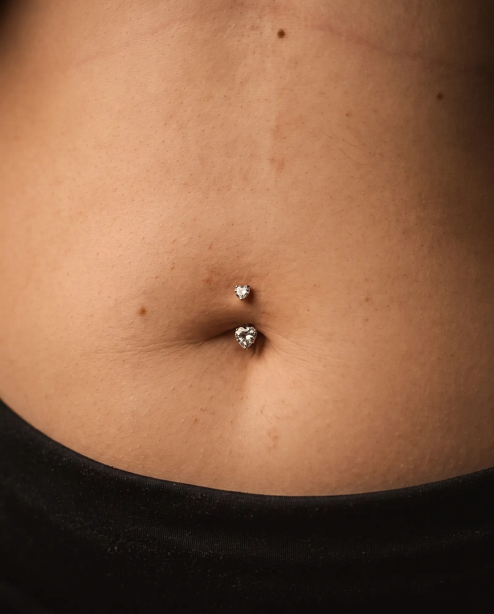 Kalp takılı navel piercing stüdyo çalışması