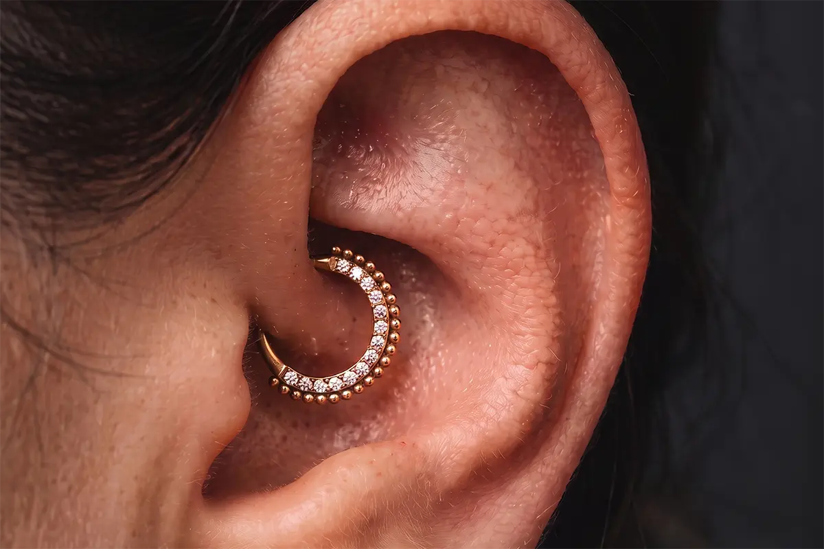 Daith piercing kulak iç kıvrımlarında takı yerleşim örneği