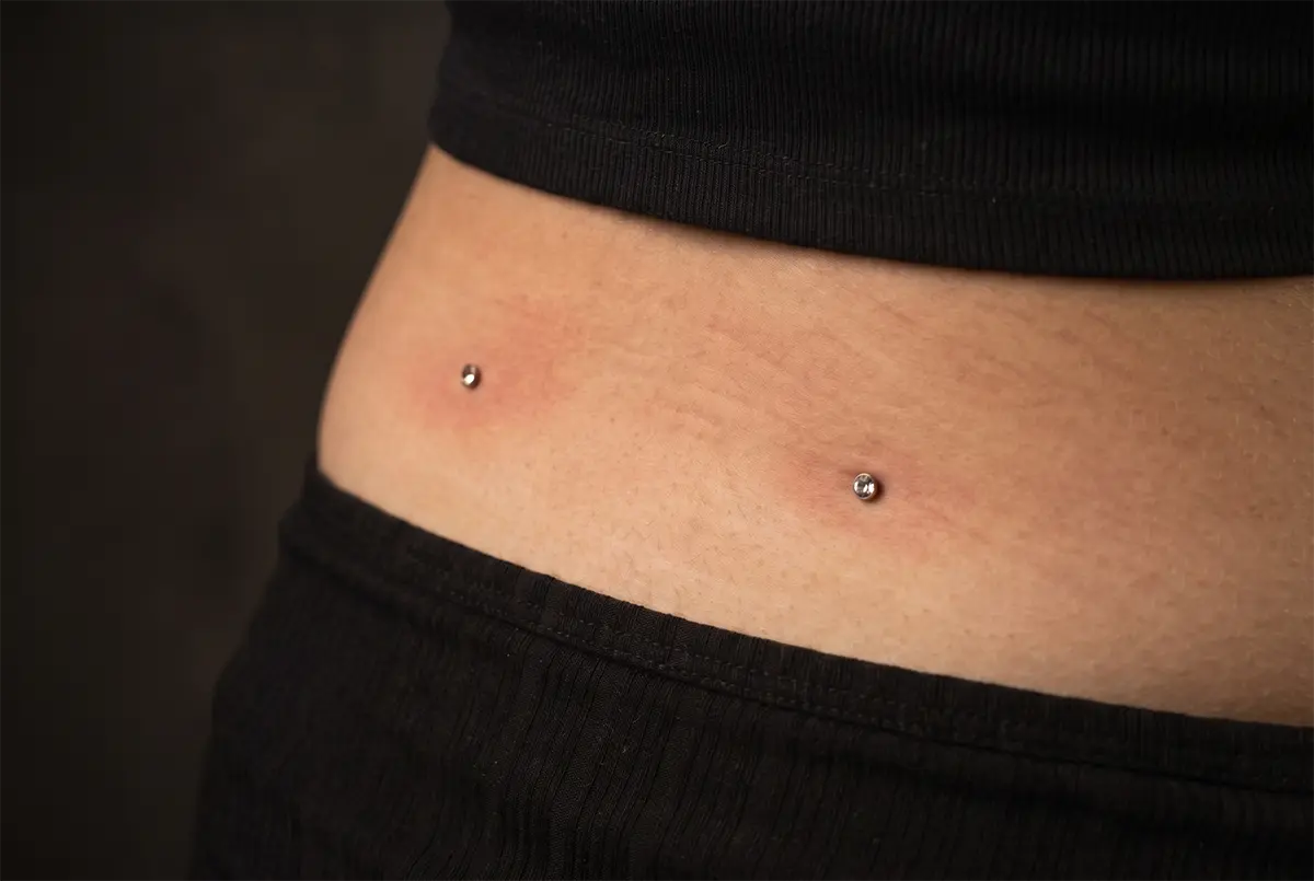 Dermal ve surface piercing için yüz bölgesinde minimal taşlı dermal takı