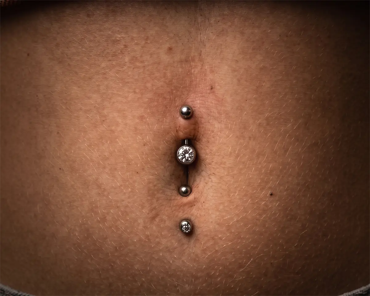 Double navel üst ve alt göbek piercing çift yerleşim örneği