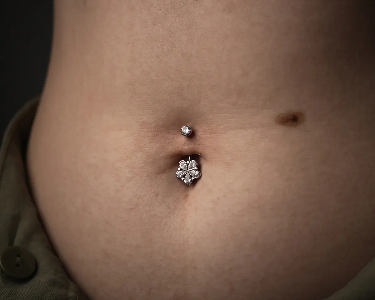 İyileşmiş göbek piercinginde dekoratif takı seçimi örneği