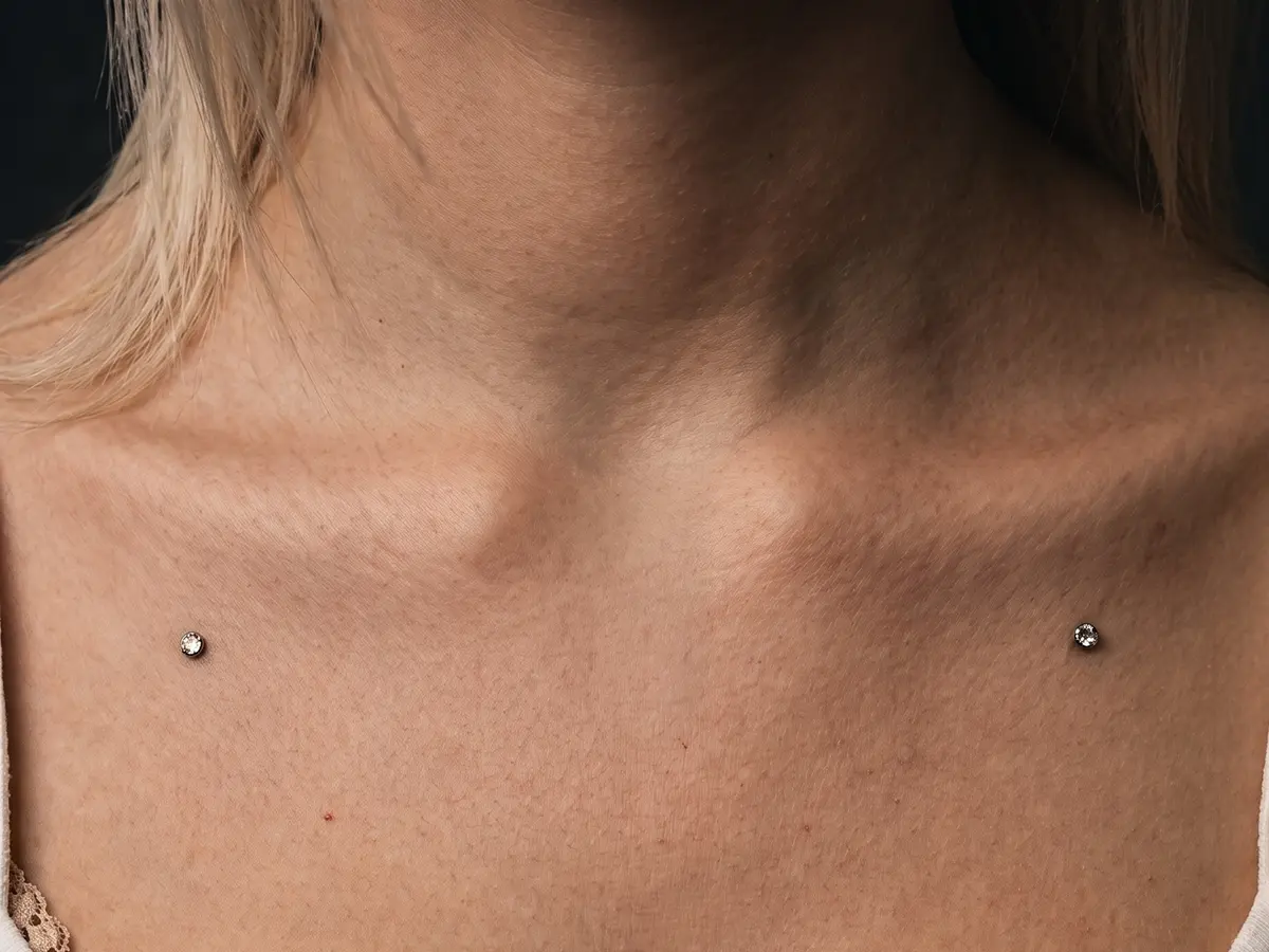 Göğüs ve köprücük kemiği bölgesi dermal piercing
