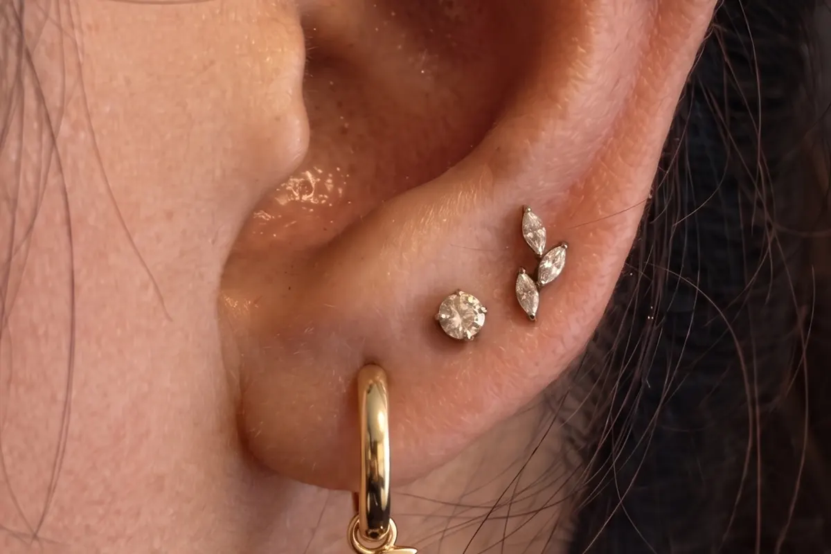 Lobe piercing kulak memesinde takı yerleşim örneği