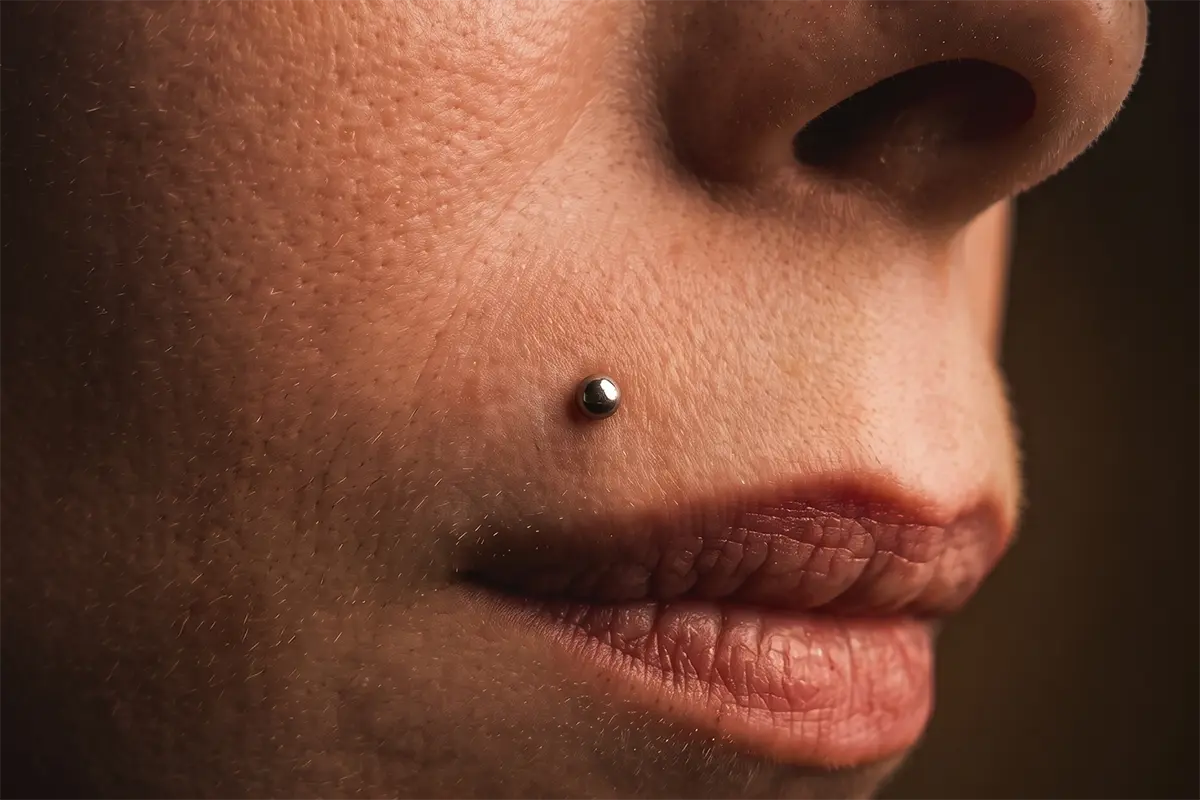 Monroe piercing üst dudak yan hattında takı yerleşim örneği