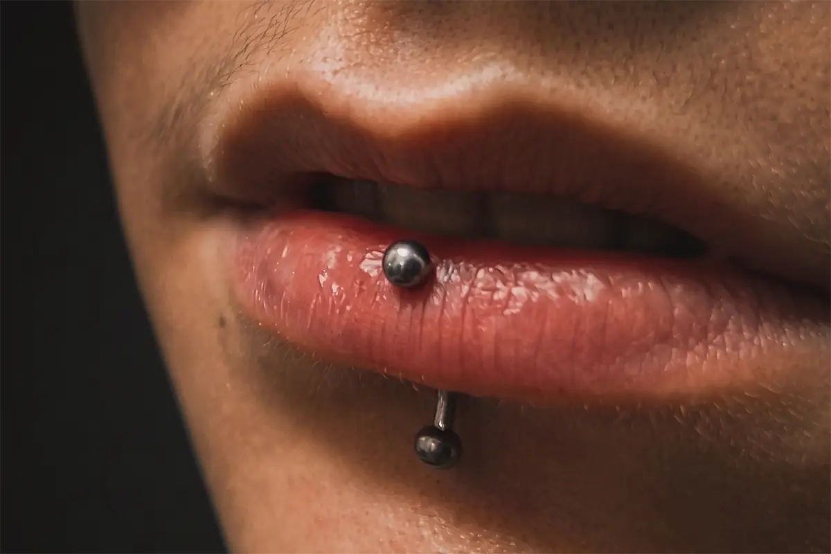 Vertical labret piercing alt dudakta dikey yerleşim örneği