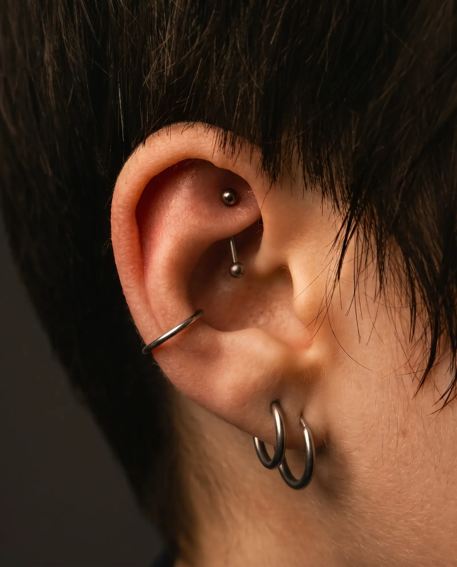 Rook piercing stüdyo çalışması, iç kulak kıkırdağı