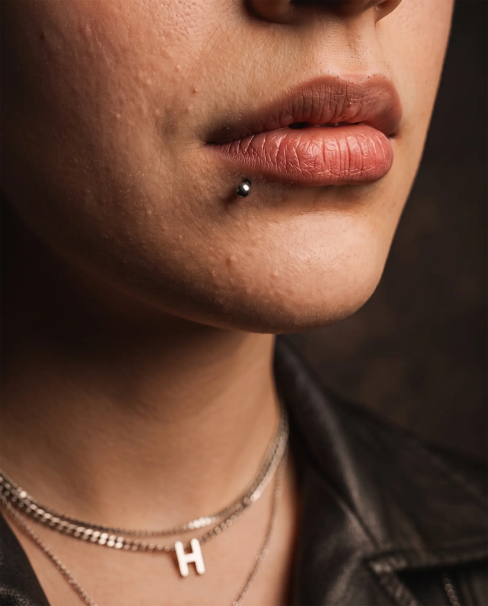 Side labret piercing stüdyo çalışması, alt dudak yanı