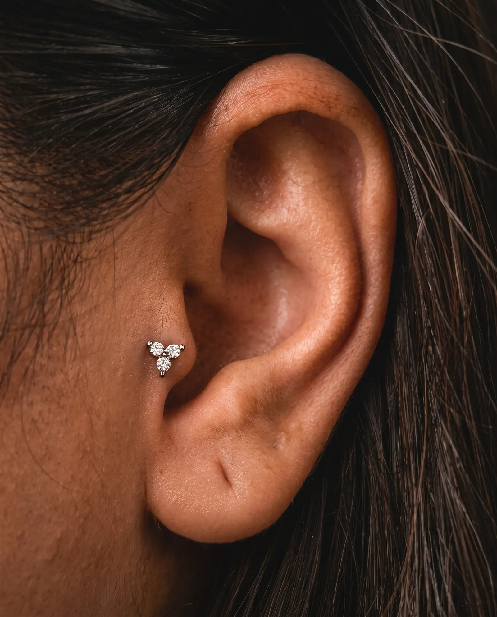 Tragus piercing stüdyo çalışması, kulak önü kıkırdağı
