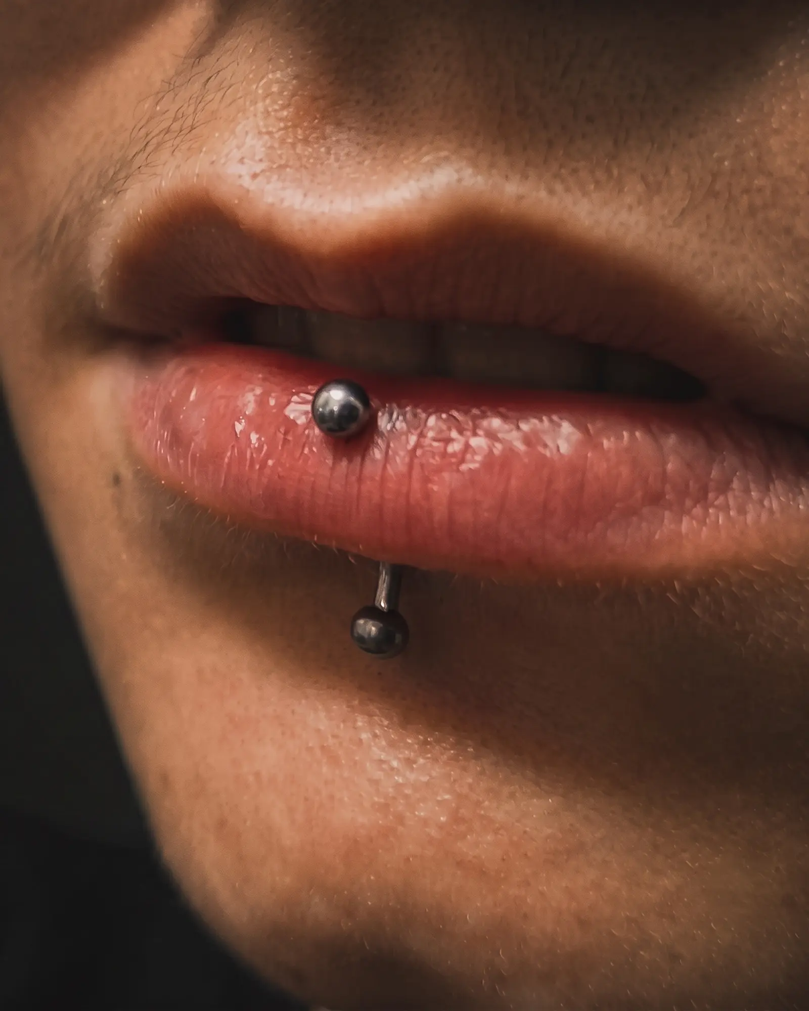 Vertical labret piercing stüdyo çalışması, alt dudak